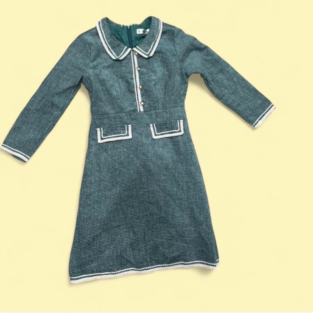 ✨ Vintage Green and
white plaid dress with pearl buttons and collar. Size: M✨
